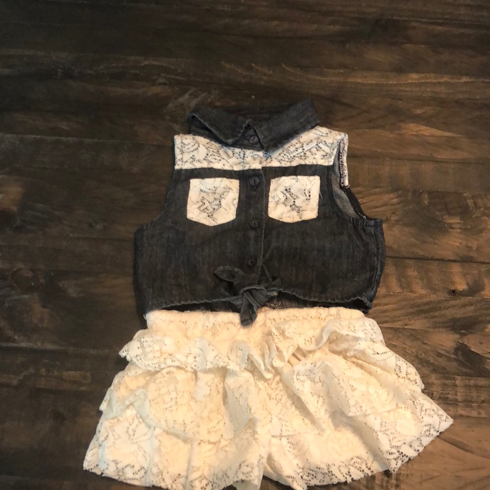 Toddler Girl’s Outfit. Size 4T. Great Condition.